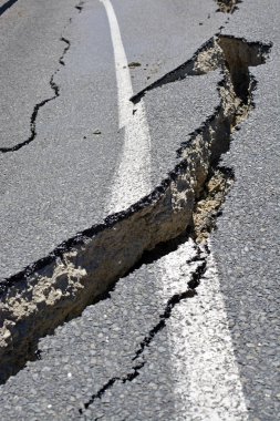 Kasım 2016 yılında 7.5 richter ölçeği depremin neden Kaikoura yakınlarındaki Hunderlee Hills yolu büyük bir boşlukta closeup. Canterbury, Yeni Zelanda.