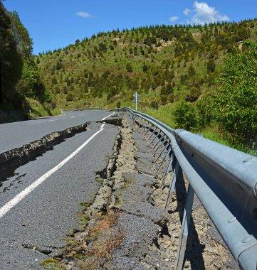 Kaikoura, Yeni Zelanda - 15 Kasım 2016: Büyük çatlaklar yollar geçilmez Hunderlee Hills bir karayolu üzerinde Kuzey Canterbury üstündeki 7.5 Kaikoura depremden sonra yaptık.
