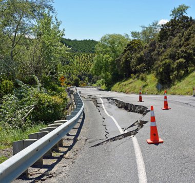 Büyük yol çatlaklar ortaya çıktı Hunderlee Hills bir karayolu üzerinde Kuzey Canterbury sonra 2016 7.5 Kaikoura deprem Yeni Zelanda.