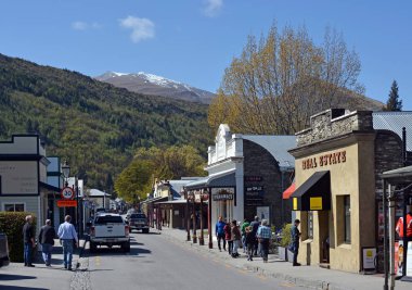 Arrowtown, Yeni Zelanda - 14 Ekim 2018; Arrowtown bahar ana caddesinin turist.