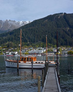 Queenstown, Yeni Zelanda _ 12 Ekim 2018; Kasaba ve göl Wakaripu liman ve tekneler bahar.