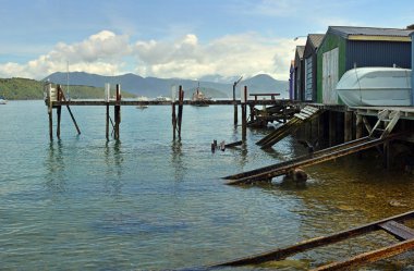 Tekne tutuyor, rampalar ve iskeleye Waikawa Bay Marlborough sesleri, Picton, Yeni Zelanda
