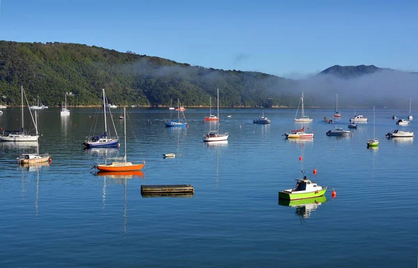 Bunte Boote Der Bucht Von Waikawa Neuseeland Einem Noch Sommerlichen — Stockfoto