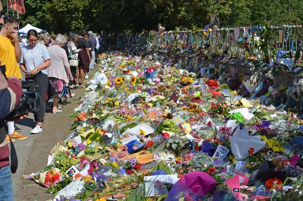 Moscheen massakrieren Blumen & Trauernde neuer Eifer — Stockfoto