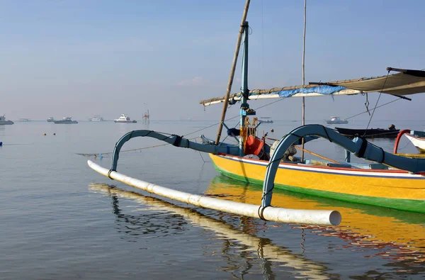 Балійском риболовля човен заголовок на до моря на світанку. — стокове фото