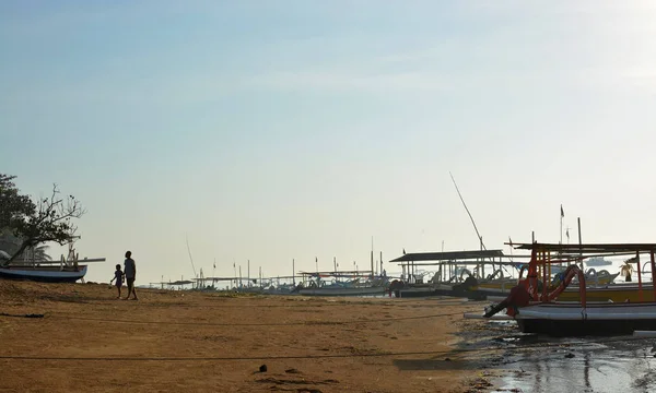 Baba ve kız eve taze balık Dawn Bali adlı alarak. — Stok fotoğraf