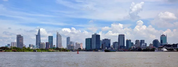 Vista panorâmica da cidade de Ho Chi Minh a partir do rio Saigão — Fotografia de Stock