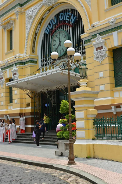 Внешний вид здания почты Хо Ши Мин, Вьетнам — стоковое фото