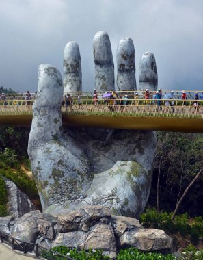 Ba Na, Vietnam - 06 Haziran 2019; Vietnam'ın orta dağlık ba Na De Altın El Köprüsü.