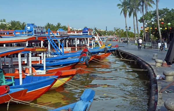 Pestré turistické čluny na řece Hoi An, Vietnam — Stock fotografie