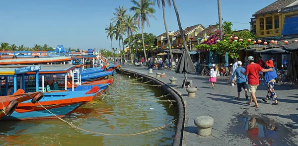 Πολύχρωμα τουριστικά σκάφη στον ποταμό Χόι Αν, Βιετνάμ — Φωτογραφία Αρχείου