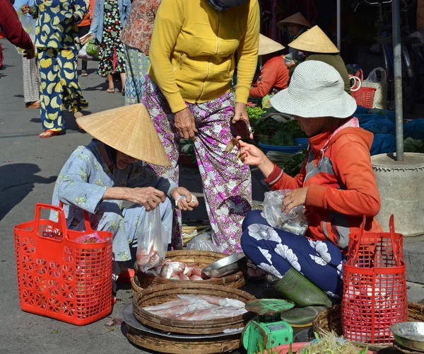 Hoi An kvinnor som säljer färsk fisk på marknaden — Stockfoto