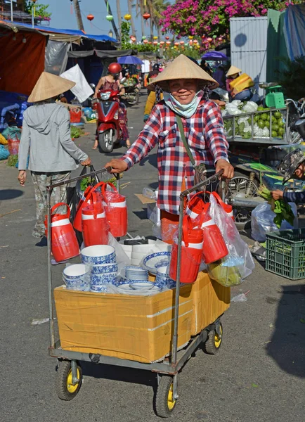Hoi An vrouwen verkopen aardewerk & containers op de markt — Stockfoto