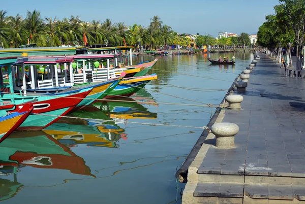 Kleurrijke toeristische boten op de Hoi An-rivier, Vietnam — Stockfoto