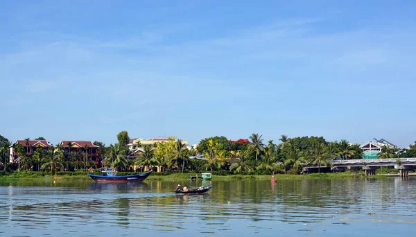 Ženy se vracejí domů přes řeku Hoi An z tržnice — Stock fotografie