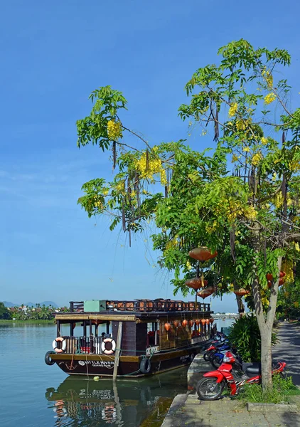 Pestré turistické čluny na řece Hoi An, Vietnam — Stock fotografie