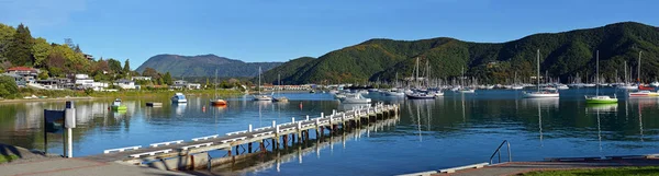 Panorama de la madrugada de la bahía de Waikawa con Jetty, Marlborough Sound —  Fotos de Stock