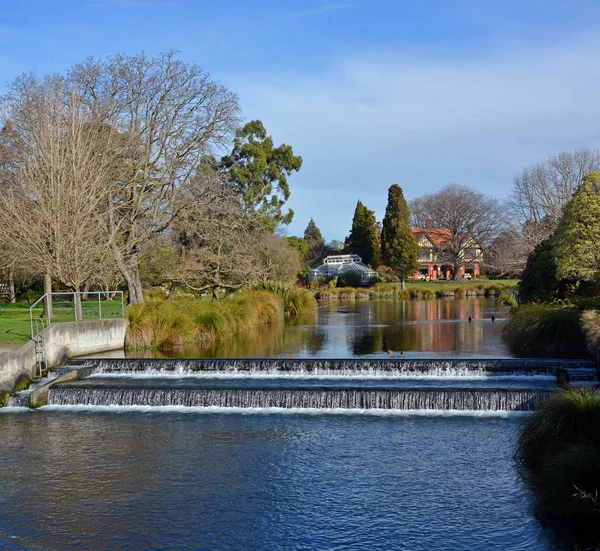 Mona Vale Homestead i rzeka Avon na wiosnę, Christchurch, nowy — Zdjęcie stockowe