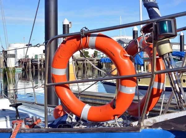 Sécurité Mer Détail Rapproché Deux Bouées Sauvetage Orange Sur Pont — Photo