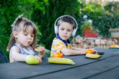 Çocuklar açık havada farklı meyveler ile oyun