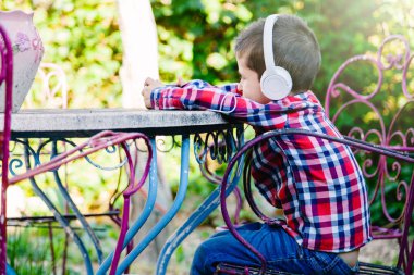 Çocuk dış kulaklık ile müzik dinlemek