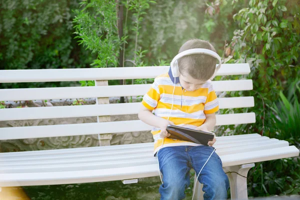 Çocuk dış kulaklık ile müzik dinlemek