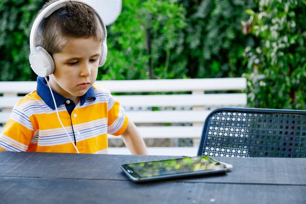 Çocuk dış kulaklık ile müzik dinlemek