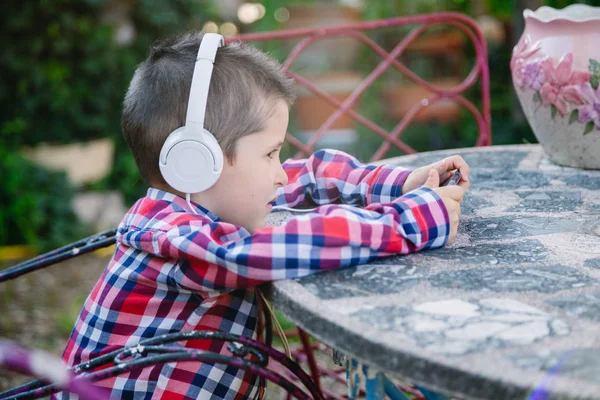 Çocuk dış kulaklık ile müzik dinlemek