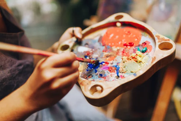 Fechar Pincel Mãos Mulher Misturando Pinturas Paleta — Fotografia de Stock