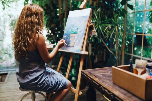 Foto Interior Artista Profesional Pintando Sobre Lienzo Estudio Con Plantas — Foto de Stock