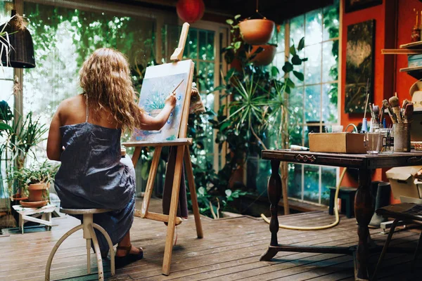 プロ女性アーティストの植物とスタジオでキャンバスに絵画の室内撮影 — ストック写真