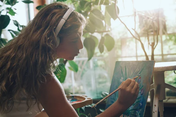 Foto Interior Artista Femenina Profesional Con Auriculares Pintando Sobre Lienzo — Foto de Stock