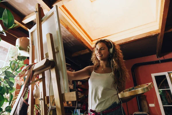 Foto Interior Artista Feminina Sorridente Profissional Com Fones Ouvido Pintura — Fotografia de Stock