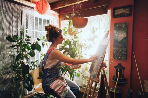 Innenaufnahme Einer Professionellen Künstlerin Die Atelier Mit Pflanzen Auf Leinwand — Stockfoto