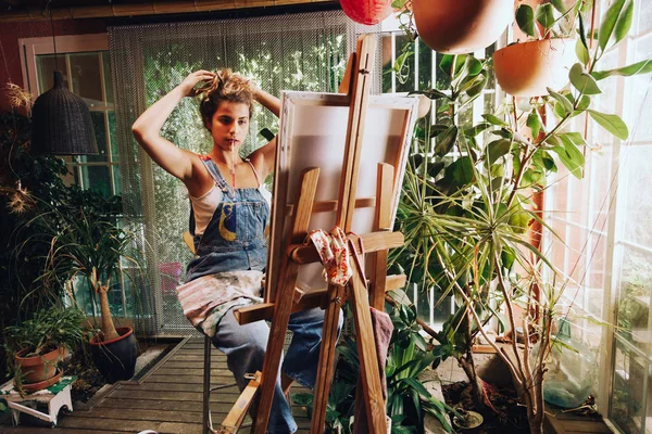 Indoor Shot Professional Female Artist Painting Canvas Studio Plants — Stock Photo, Image