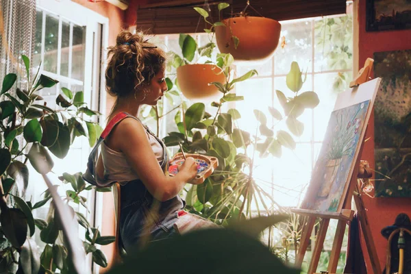 Prise Vue Intérieur Peinture Artiste Féminine Professionnelle Sur Toile Studio — Photo