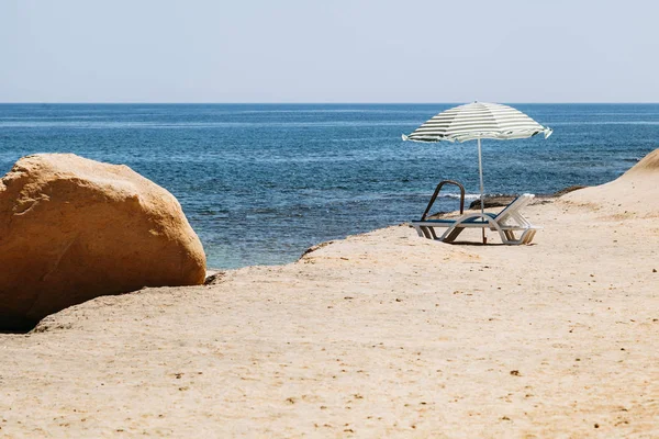 Güverte Sandalyeleri Ile Bir Plaj Şemsiyesi Yalnız Beach Malta Yeşil — Stok fotoğraf