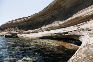 Yalnız rock beach yakınındaki kayalarda etmek ile marsalforn malta