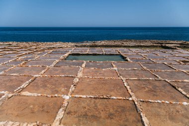 Salinas Gozo, Malta Qbajjar Akdeniz'de arka plan ile yakın