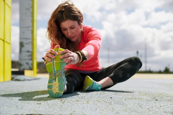 Mujer Joven Estirando Los Brazos Sosteniendo Pie Suelo Antes Correr — Foto de Stock