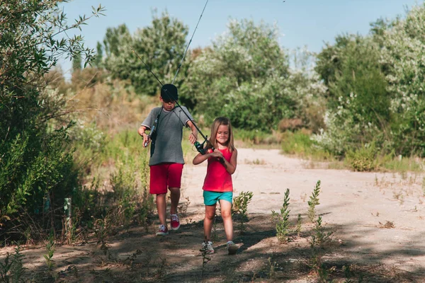 Młodych Rodzeństwa Chodzenie Ścieżki Wędki — Zdjęcie stockowe