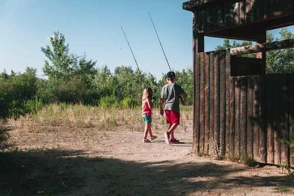 Jonge Broers Zussen Lopen Een Pad Met Hengel — Stockfoto