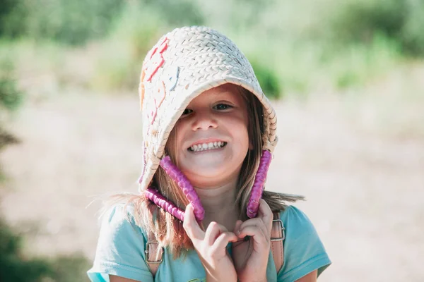 Sorrindo Menina Loira Brinca Com Uma Cesta Cabeça — Fotografia de Stock