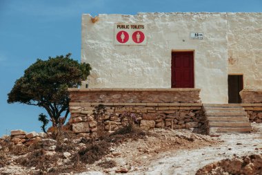 Dağda bir kulübe açık antik banyoları.