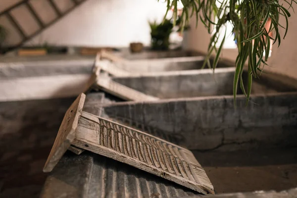 木製洗濯板とスペイン コルドバの古代ランドリー ルーム — ストック写真