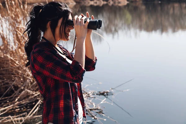 Młoda Brunetka Kobieta Molo Nad Jeziorem Lornetki Plaid Shirt — Zdjęcie stockowe