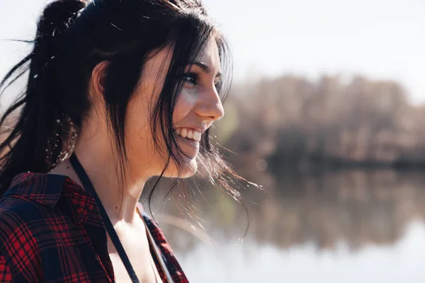 Γκρο Πλαν Χαμογελώντας Μελαχρινή Νεαρή Γυναίκα Μια Λίμνη Κιάλια Και — Φωτογραφία Αρχείου