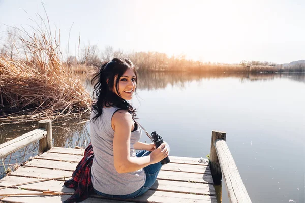 Jonge Brunette Vrouw Zittend Een Lake Steiger Met Verrekijkers Geruite — Stockfoto