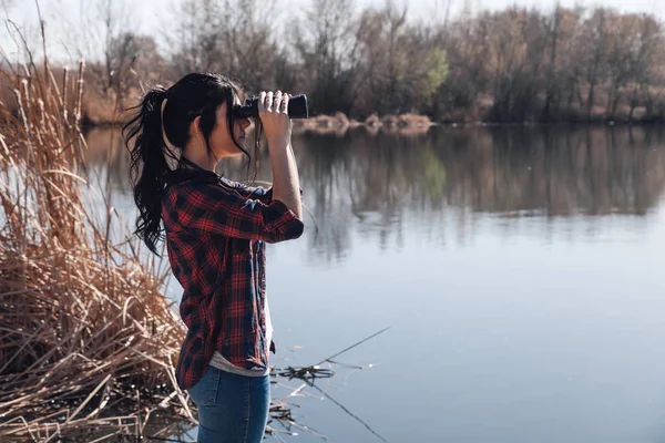 Jonge Brunette Vrouw Een Lake Steiger Met Verrekijkers Geruite Shirt — Stockfoto