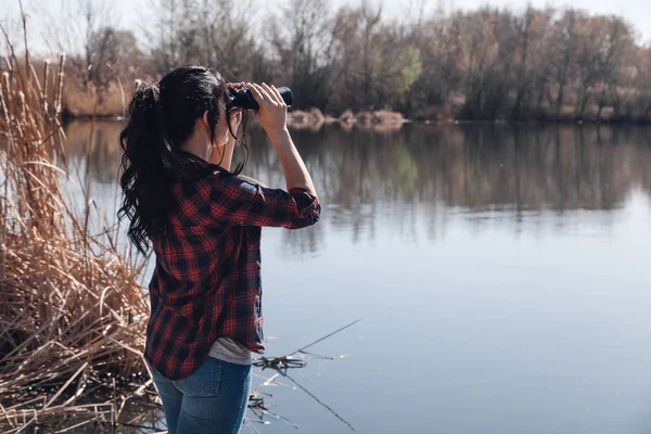 Jovem Morena Molhe Lago Com Binóculos Camisa Xadrez — Fotografia de Stock